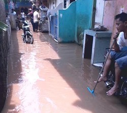 Kali Ciliwung Kembali Meluap di Kp Pulo, Warga Bertahan di Rumah