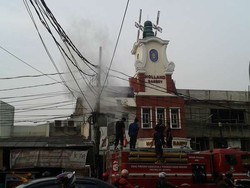 Tiang Listrik Terbakar di Jati Padang, Lalin Macet 1 Km