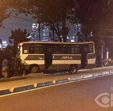Terobos Busway, Kopaja Hantam Trotoar Dekat Taman Lawang