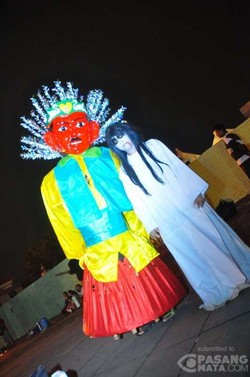 Kuntilanak dan Noni Belanda Laris Diajak Berpose di Kota Tua Jakarta