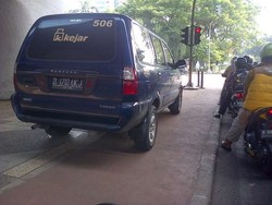 Waduh! Mobil Ini Parkir di Trotoar Bawah Flyover Pancoran