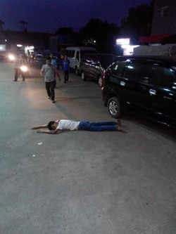 Gara-gara Serempetan, Sopir Angkot Adu Jotos hingga Pingsan