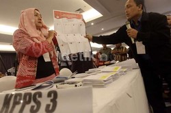 Stiker Caleg di Angkot Menghalangi Pandangan Sopir