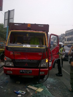 Tabrak Pemotor hingga Tewas, Truk Pengangkut Tabung Elpiji Dirusak Massa