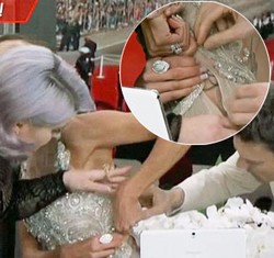 Gaun Giuliana Rancic Terbuka Saat Siaran Langsung Oscar 2014