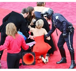 Detik-detik Menjelang Jennifer Lawrence Jatuh di Red Carpet Oscar 2014
