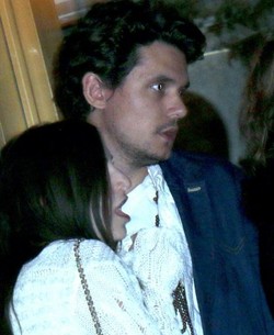 John Mayer Peluk Wanita Misterius Saat Baru Putus dari Katy Perry