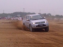 Ngebut di Tanah Merah dengan Strada Triton