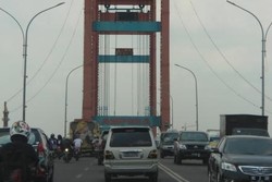 Jembatan Ampera Padatnya Tak Kenal Waktu