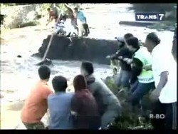 Jembatan Ambrol, Angkot dan Motor Tercebur Saat Melintas