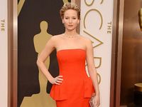 Pesona Jennifer Lawrence Bergaun Merah di Oscar 2014