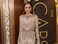 Angelina Jolie Seksi dan Glamor di Oscar 2014