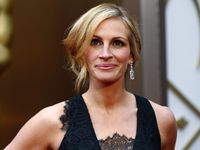 Gaun Hitam Julia Roberts di Red Carpet Oscar 2014