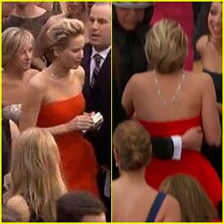 Duh! Jennifer Lawrence Jatuh (Lagi) di Red Carpet Oscar 2014