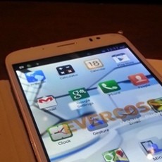 Evercoss Elevate, Phablet Android untuk Selfie