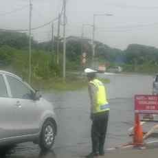 Genangan Air di Entrance Tol Porong Setinggi 50 Cm