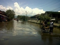 Jalan Menuju Dayeuhkolot Jadi Sungai, Kendaraan Urung Melintas