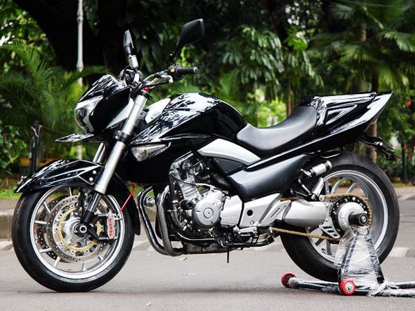 Suzuki Inazuma dengan Kaki-kaki Moge