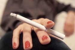 Anda Wanita Perokok? Inilah Bahaya Kesehatan yang Bakal Mengintai (1)