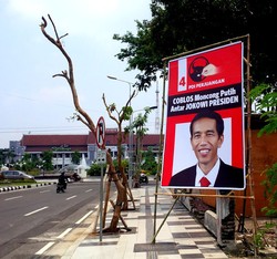 Baliho Jokowi Presiden Bertebaran di Surabaya