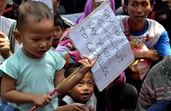 Duh! Anak-anak dan Ibu Hamil Juga Ikut Demo di Depan KPU