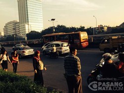 Aduh! Masih Pagi Bus TransJ Sudah Mogok di Depan DPR