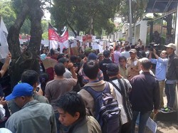 Protes Pemindahan TPS, Ratusan Warga Cipinang Melayu Demo di KPU