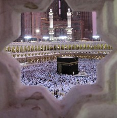 Nur Jannah Gunting Kiswah Kabah Saat Sedang Tawaf