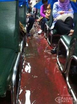 Hujan Deras, Lantai KA Ini Becek Karena Rembesan Air