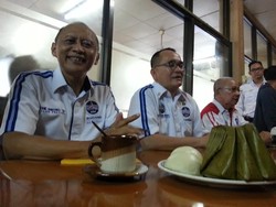 Kunjungi Makassar, Ruhut Sosialisasikan Pramono Edhie di Warkop