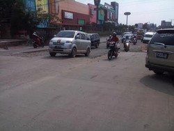 Pembetonan Jalan di Depan Pamulang Square Mangkrak