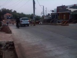 Tiang Listrik Ini Lupa Dipindahkan Saat Pelebaran Jalan di Pamulang