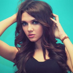 Alexa Key, Si Manja yang Tak Suka Umbar Kemesraan