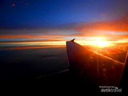 Indahnya Lembayung Senja dari Jendela Pesawat