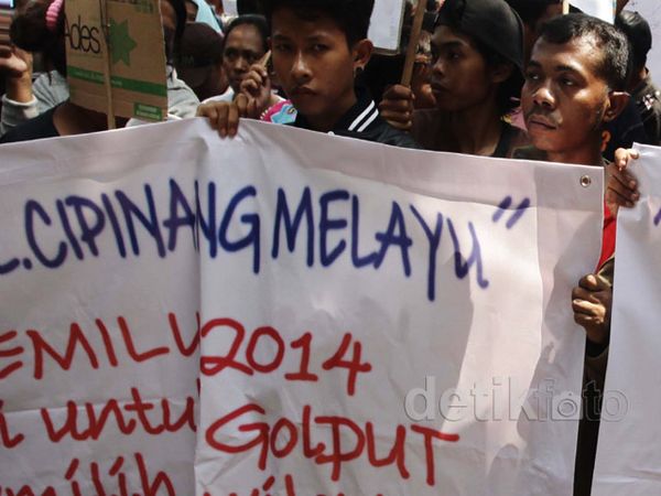 Warga Cipinang Melayu Demo KPU