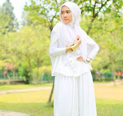 Hijab Style: Tips Stylish dengan Busana Warna Putih Saat Liburan