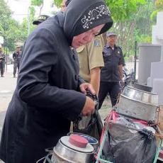 Ketika Risma Memborong Es Lilin