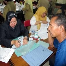 Risma Turun Tangan Layani Warga Daftar JKN