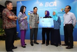 Dukung Indonesia Bebas Katarak, BCA Serahkan Bantuan Alat Operasi Katarak