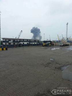 Getaran Akibat Ledakan Gudang Amunisi TNI AL Buat Peti Kemas Bergoyang