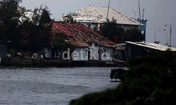 Personel TNI AL Evakuasi Korban Sambil Cari Perlindungan di Bawah Bangku