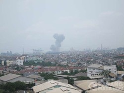 Buum! Asap Hitam pun Membubung Tinggi dari Gudang Amunisi TNI AL di Priok