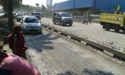 Pengguna Jalan Keluhkan Perbaikan Jalan Daan Mogot yang Berdebu dan Licin