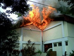 Mahasiswa Unsrat Manado Bentrok, Fakultas Teknik Dibakar