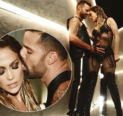 Foto: Ricky Martin Gigit Kuping Jennifer Lopez