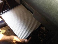 Membersihkan AC Mobil Cukup dengan Membongkar Filter?