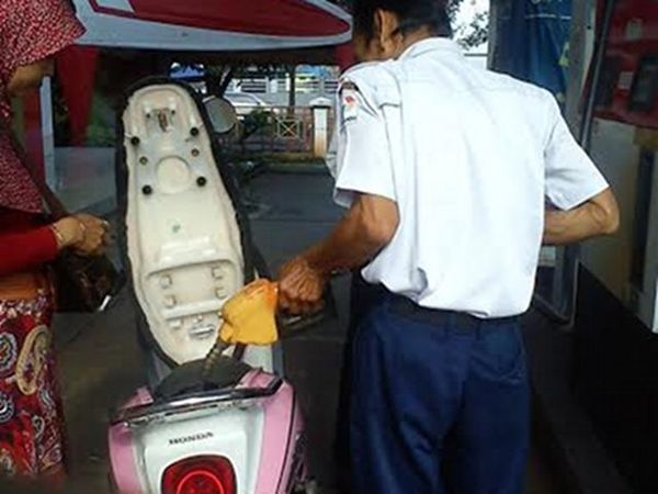 Pak Satpam Pengisi Bensin