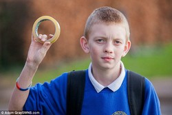 Astaga! Guru Ini Melakban Mulut Murid-muridnya karena Terlalu Berisik