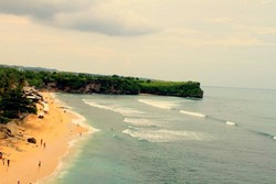 Pantai Balangan di Bali, Serasa Berenang di Langit
