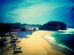 Berduaan di Pantai Drini Gunungkidul, Romantis!